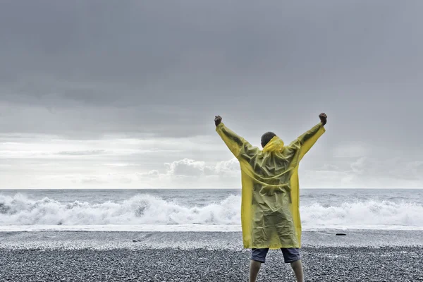 Человек, стоящий напротив океана — стоковое фото