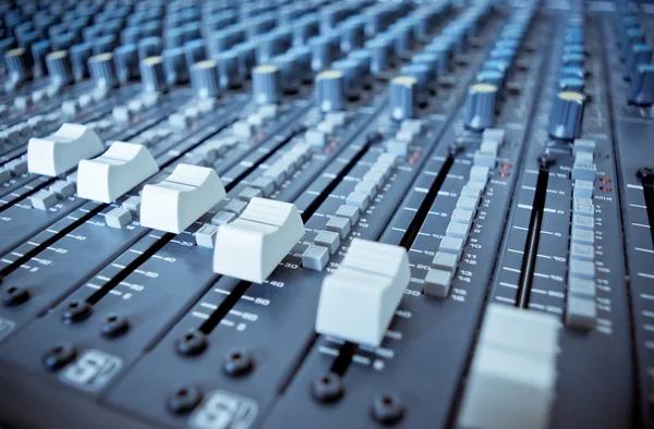 Audio inženýr, mixování deska — Stock fotografie