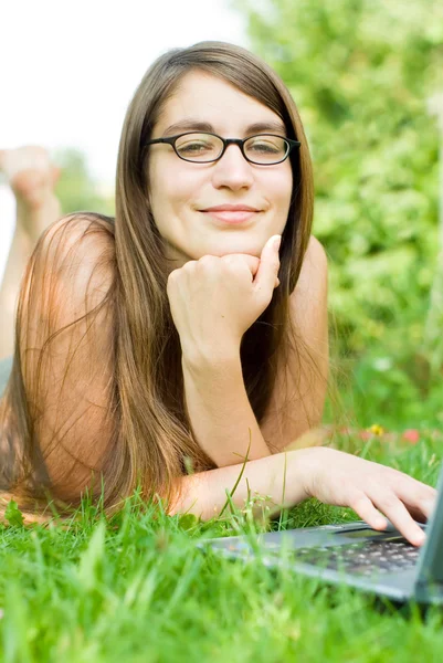 Девушка снаружи на ноутбуке Стоковое Фото