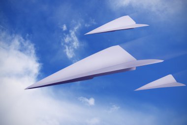 gökyüzünde uçan kağıt uçaklar