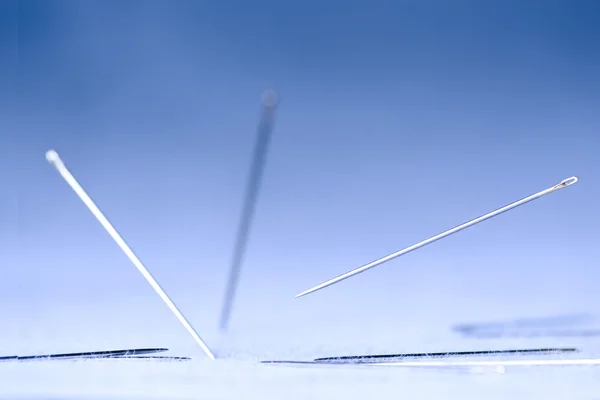 針が生地に落ちるの極端なクローズ アップ — ストック写真