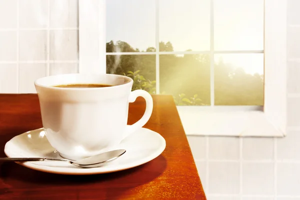 Une tasse de café délicieuse et fraîche le matin — Photo