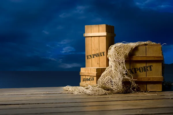 Trälådor packade för export på docka — Stockfoto