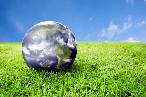 Aarde in prachtige groene gras — Stockfoto