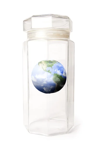 Proteger la tierra dentro de un frasco de cristal aislado en blanco — Foto de Stock