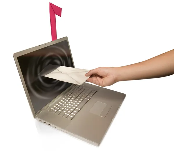 Laptopcomputer en hand met letter geïsoleerd op witte achtergrond — Stockfoto