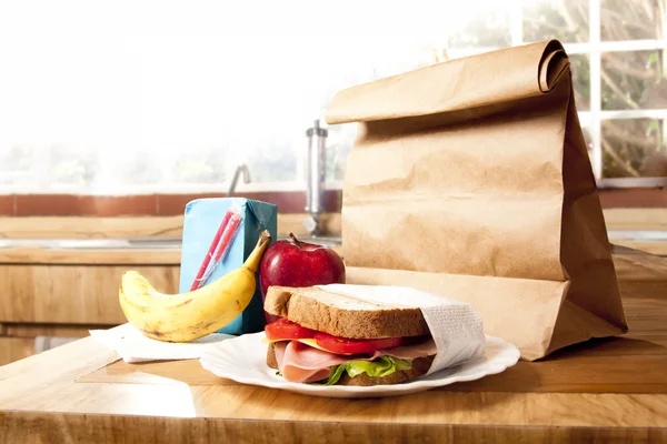 Здоровий шкільний обід з коричневим мішком — стокове фото