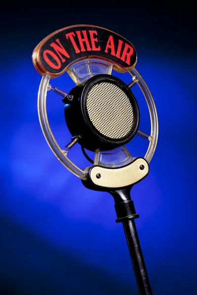 Foto del microfono radio su sfondo blu — Foto Stock
