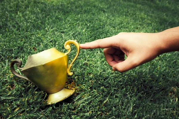 Fingertip turns a vintage vase into gold — Stock Photo, Image