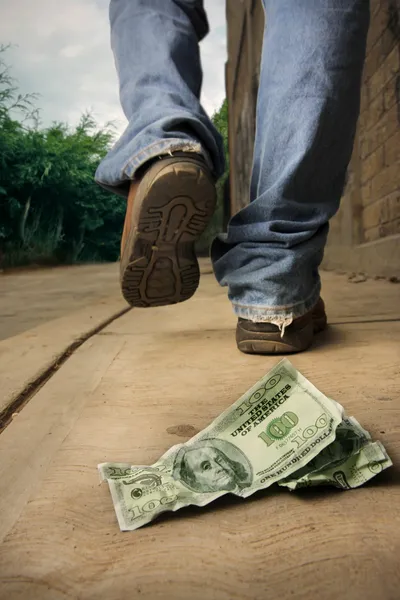 El hombre desafortunado deja caer dinero — Foto de Stock