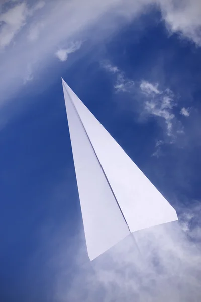 Pappersflygplan som flyger i skyn — Stockfoto