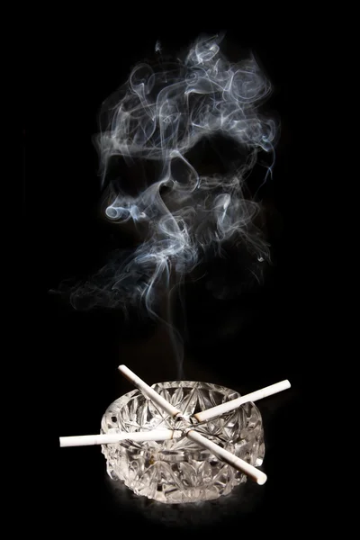 Concepto fotográfico de fumar mata con cuatro cigarrillos —  Fotos de Stock