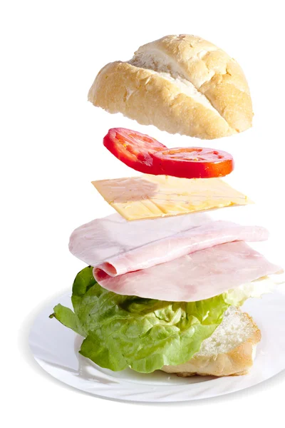Färsk skinka sandwich på vit bakgrund — Stockfoto