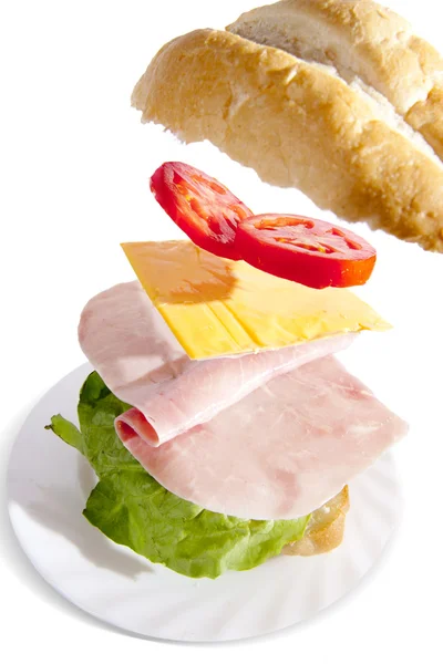 Ellenállhatatlan sonkás szendvics, fehér háttér — Stock Fotó