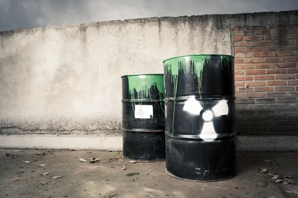 Токсичні бочки барабана пролили небезпечний вміст, що забруднює землю — стокове фото