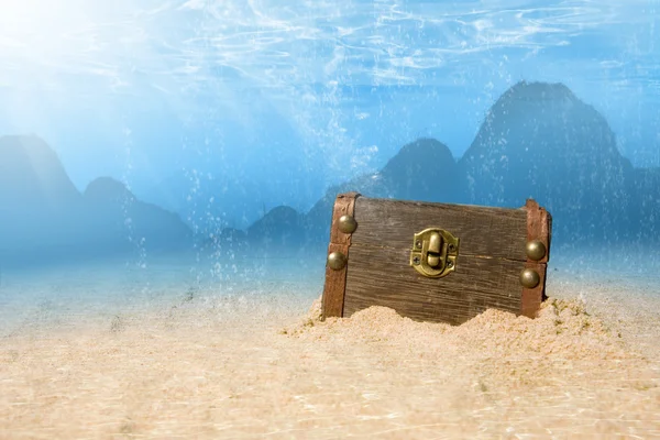 Caixa do tesouro no fundo do mar — Fotografia de Stock