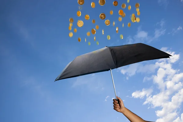 Moedas estão chovendo sobre um guarda-chuva — Fotografia de Stock