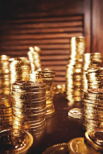 Treasure mynt på träbord — Stockfoto