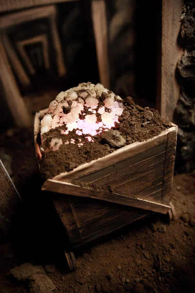 Dentro de una vieja mina con carro minero lleno de piedras brillantes —  Fotos de Stock