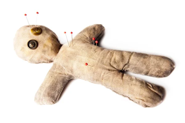 Raccapricciante bambola voodoo con aghi isolati su bianco — Foto Stock