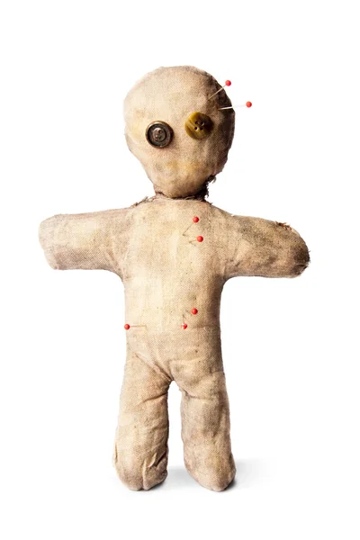 Gruselige Voodoo-Puppe mit Nadeln isoliert auf weiß — Stockfoto