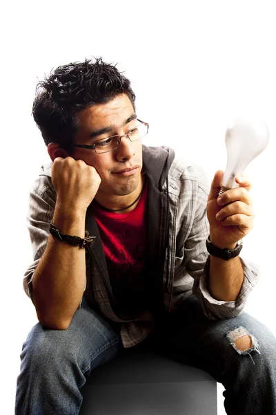 Estudiante aburrido esperando una idea con bombilla en la mano — Foto de Stock