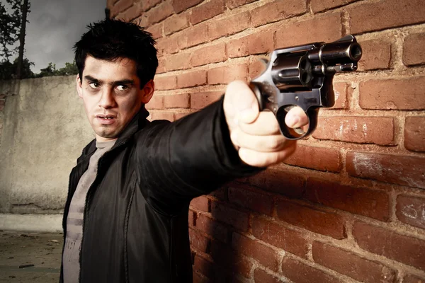 Homem com arma num beco — Fotografia de Stock