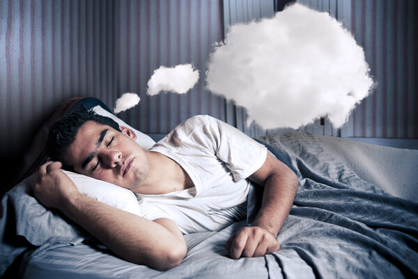 Человек комфортно мечтает в своей постели с облаком
