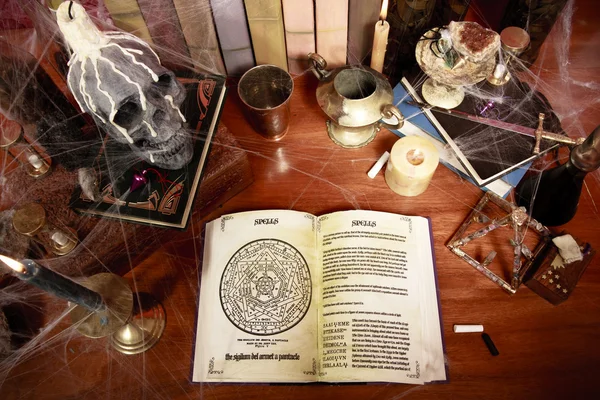 Vista superior de la mesa llena de objetos relacionados con la brujería y telarañas —  Fotos de Stock