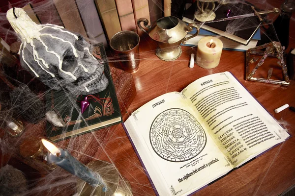 Vista superior de la mesa llena de objetos relacionados con la brujería y telarañas —  Fotos de Stock