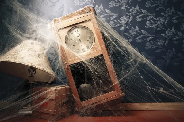 Relógio de parede vintage cheio de teias de aranha — Fotografia de Stock