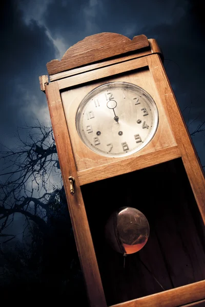 Reloj antiguo oscuro por la noche — Foto de Stock