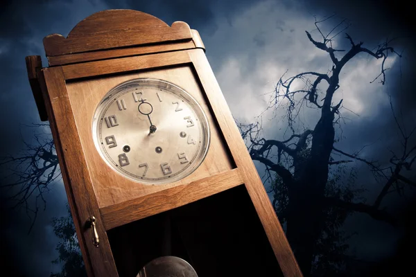 Mörk antik klocka på natten — Stockfoto