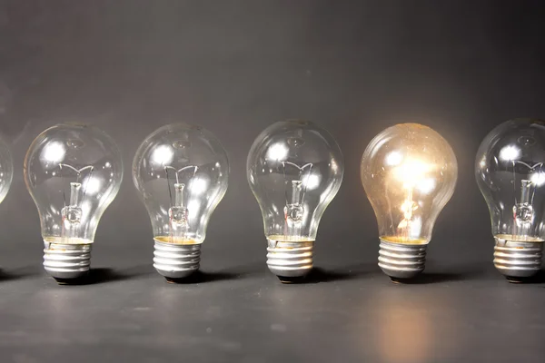 Conceito de ideia brilhante com série de lâmpadas — Fotografia de Stock