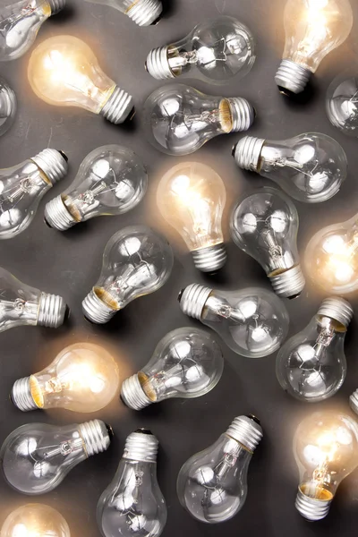 Molte lampadine spente e altre con luce — Foto Stock