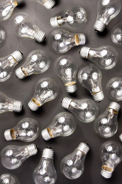 Muitas lâmpadas deitado no fundo preto — Fotografia de Stock