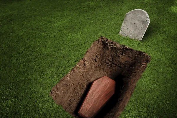 Koporsó, vagy sír a temetőben — Stock Fotó