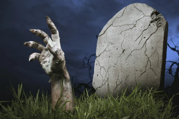 Рука зомби выходит из-под земли — стоковое фото
