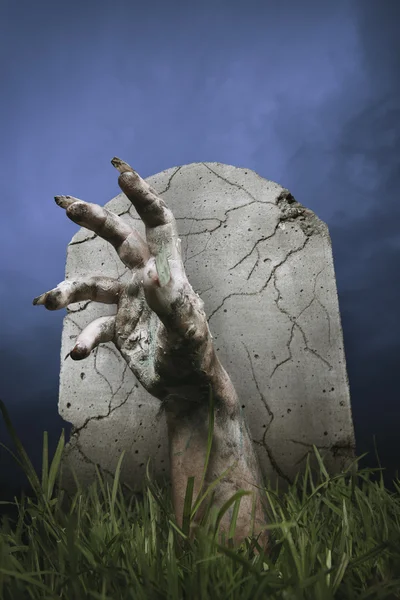 Zombie hand komen uit de grond — Stockfoto