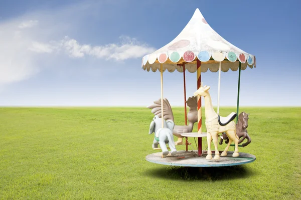 Çim alan küçük carousel — Stok fotoğraf