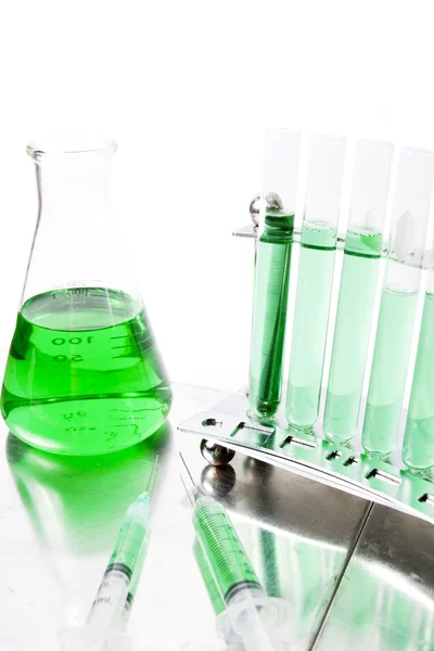 Grønt laboratorieutstyr – stockfoto
