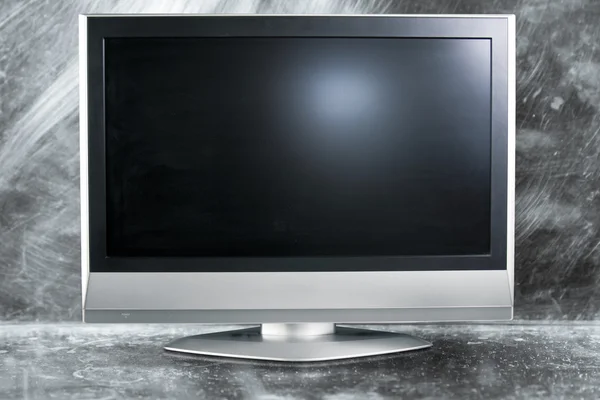 Televize s plochou obrazovkou v kovové pozadí — Stock fotografie