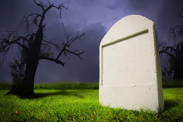 Cimitero alla notte di Halloween — Foto Stock