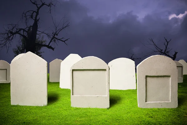 ハロウィーンの夜に墓地 — ストック写真