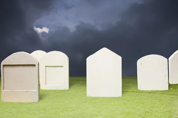 Cemitério na noite escura — Fotografia de Stock