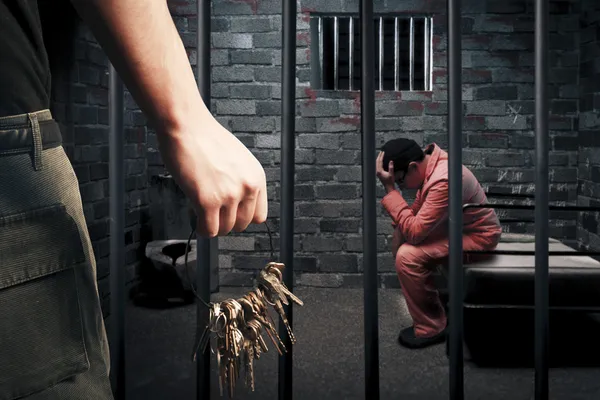 Guarda prisional com chaves fora da cela da prisão escura — Fotografia de Stock