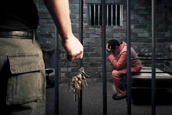Guarda prisional com chaves fora da cela da prisão escura — Fotografia de Stock