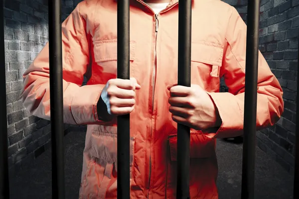Fånge inuti mörk fängelsecell på natten — Stockfoto