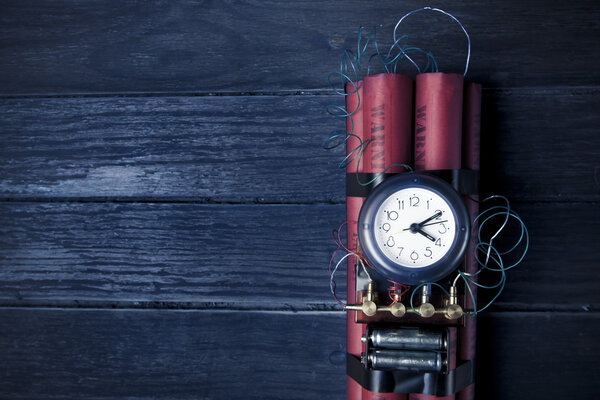 Динамическая бомба замедленного действия на синем фоне
