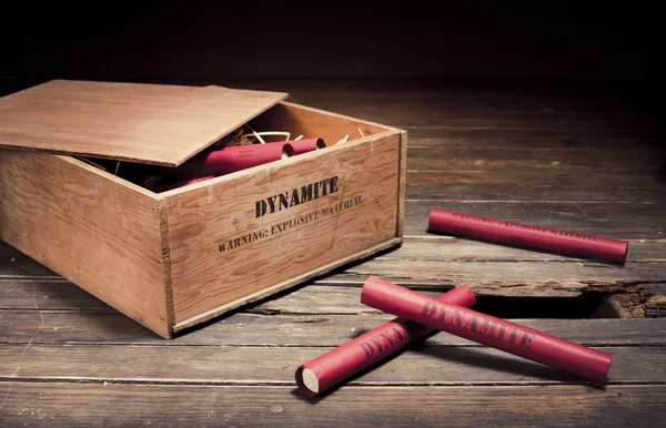 Bâtons de dynamite dangereux sur bois une boîte — Photo